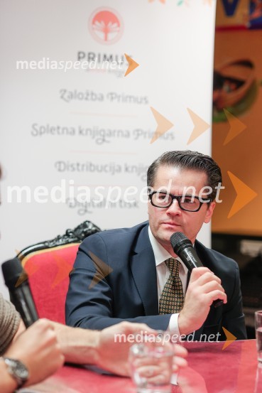  Jure Godler, televizijski voditeljDruženje z Juretom Godlerjem ob izidu romana Naš človek v kafani