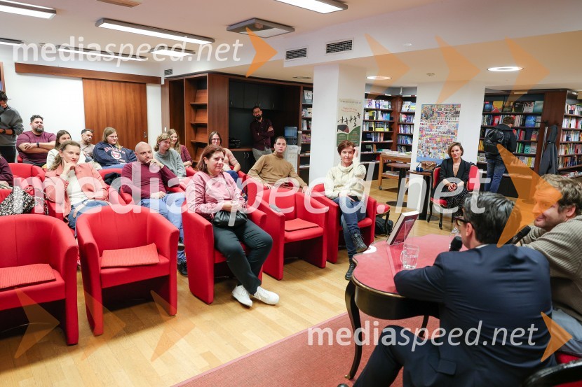 Druženje z Juretom Godlerjem ob izidu romana Naš človek v kafani