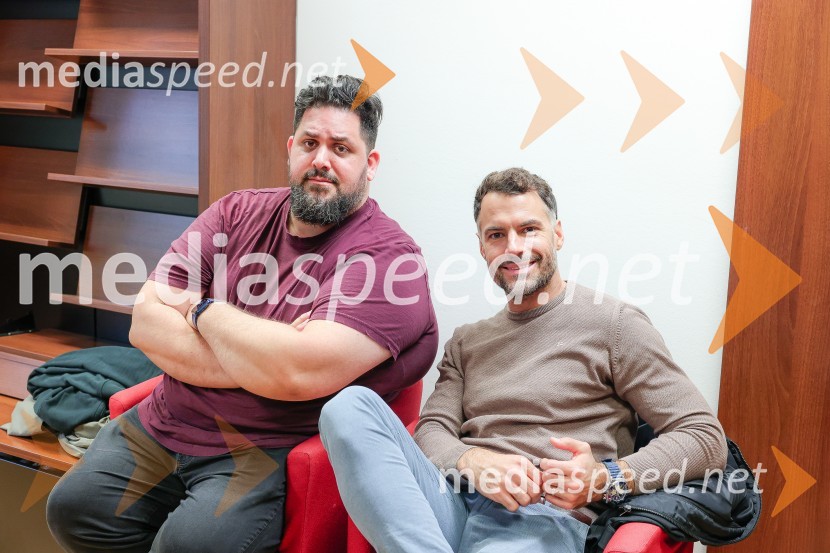  Boštjan Gorenc - Pižama, pisatelj, prevajalec, stand up komik;  David Urankar, televizijski voditelj, manekenDruženje z Juretom Godlerjem ob izidu romana Naš človek v kafani