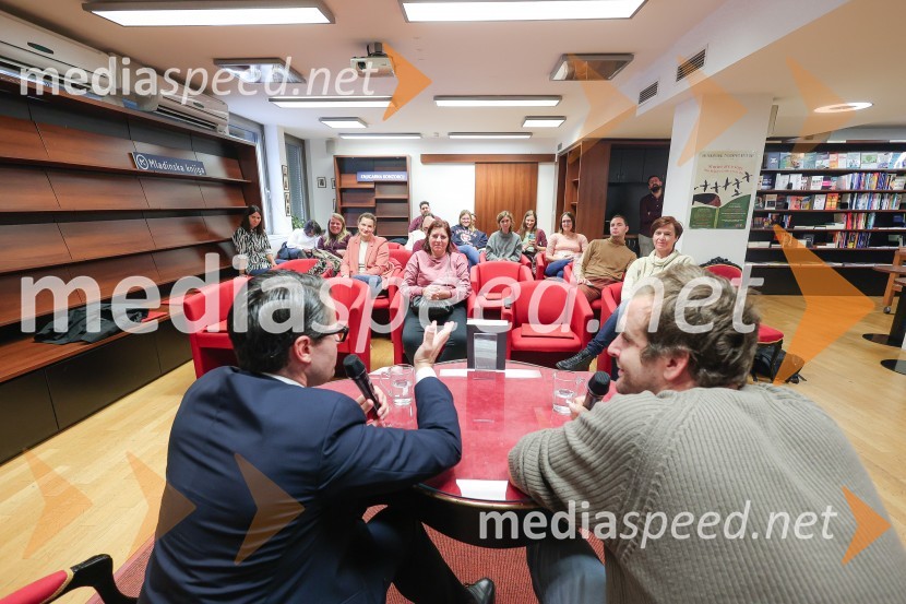  Jure Godler, televizijski voditelj;  Anže TomičDruženje z Juretom Godlerjem ob izidu romana Naš človek v kafani
