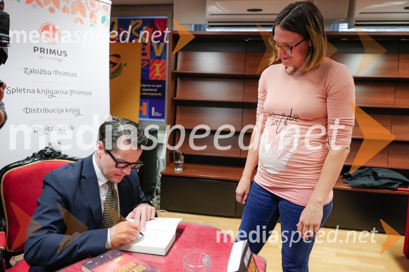  Jure Godler, televizijski voditelj;  ... Druženje z Juretom Godlerjem ob izidu romana Naš človek v kafani