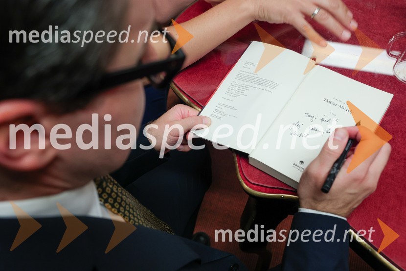 Druženje z Juretom Godlerjem ob izidu romana Naš človek v kafani