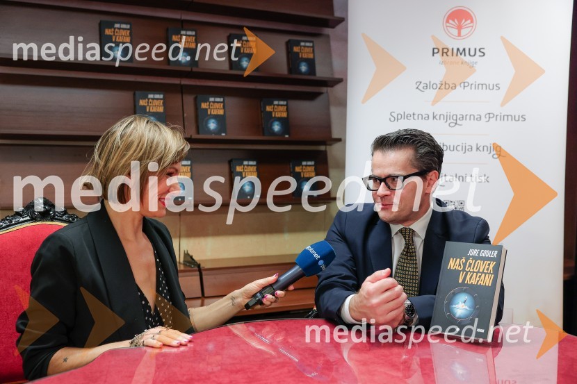  Ana Raščan, voditeljica in novinarka;  Jure Godler, televizijski voditeljDruženje z Juretom Godlerjem ob izidu romana Naš človek v kafani