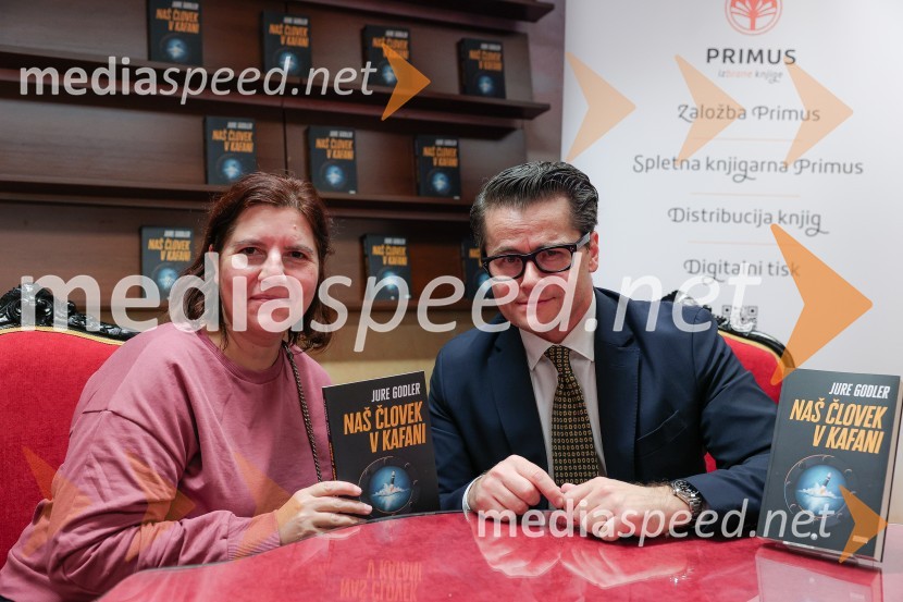  Teja Pelko, novinarka, Svet24;  Jure Godler, televizijski voditeljDruženje z Juretom Godlerjem ob izidu romana Naš človek v kafani