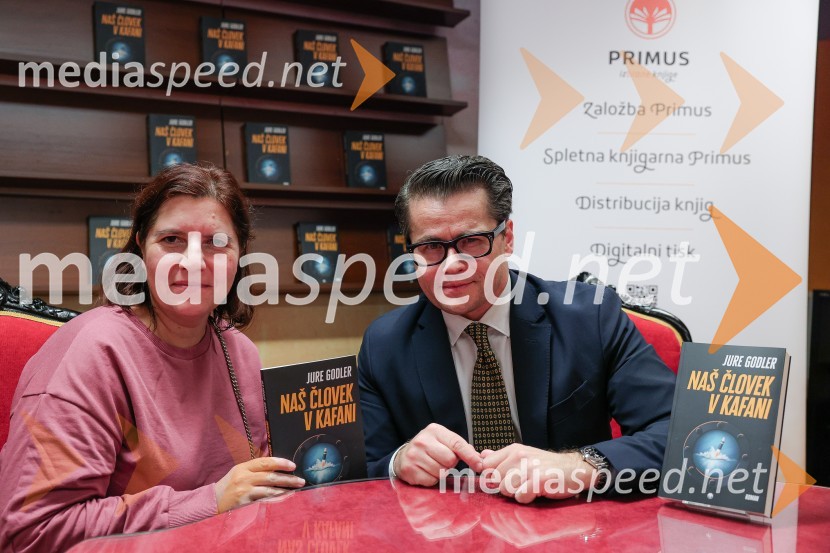  Teja Pelko, novinarka, Svet24;  Jure Godler, televizijski voditeljDruženje z Juretom Godlerjem ob izidu romana Naš človek v kafani