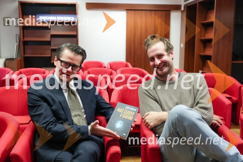  Jure Godler, televizijski voditelj;  Anže TomičDruženje z Juretom Godlerjem ob izidu romana Naš človek v kafani