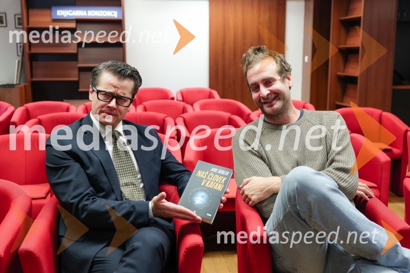  Jure Godler, televizijski voditelj;  Anže TomičDruženje z Juretom Godlerjem ob izidu romana Naš človek v kafani