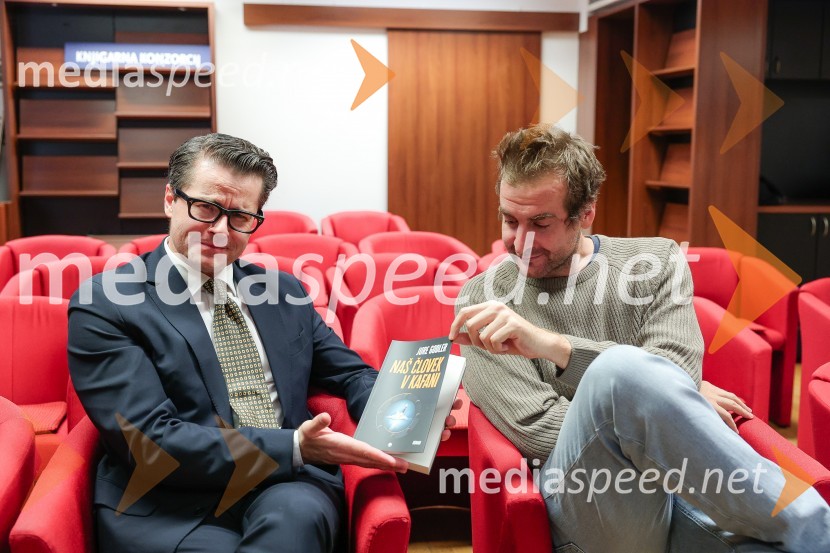  Jure Godler, televizijski voditelj;  Anže TomičDruženje z Juretom Godlerjem ob izidu romana Naš človek v kafani