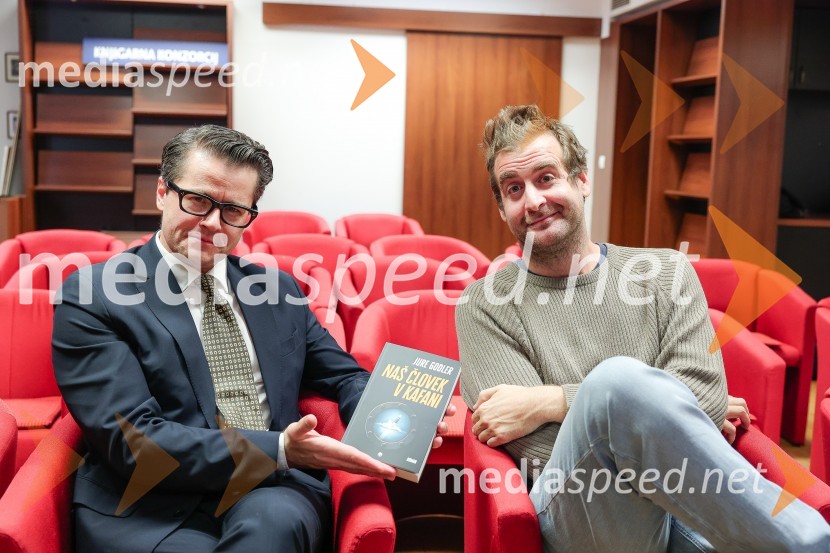  Jure Godler, televizijski voditelj;  Anže TomičDruženje z Juretom Godlerjem ob izidu romana Naš človek v kafani