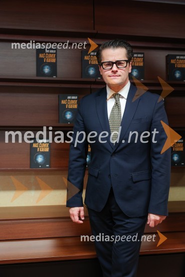  Jure Godler, televizijski voditeljDruženje z Juretom Godlerjem ob izidu romana Naš človek v kafani