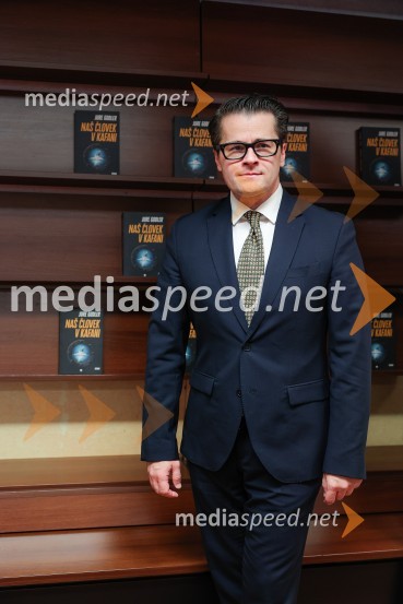  Jure Godler, televizijski voditeljDruženje z Juretom Godlerjem ob izidu romana Naš človek v kafani