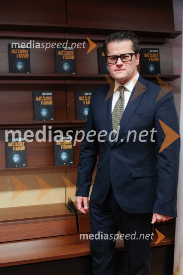  Jure Godler, televizijski voditeljDruženje z Juretom Godlerjem ob izidu romana Naš človek v kafani