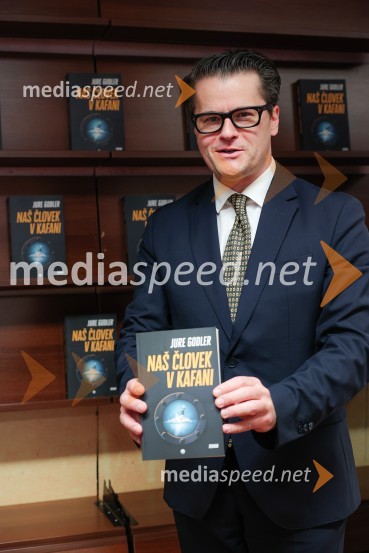 Jure Godler, televizijski voditeljDruženje z Juretom Godlerjem ob izidu romana Naš človek v kafani