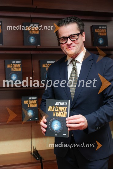  Jure Godler, televizijski voditeljDruženje z Juretom Godlerjem ob izidu romana Naš človek v kafani