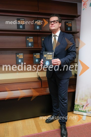  Jure Godler, televizijski voditeljDruženje z Juretom Godlerjem ob izidu romana Naš človek v kafani