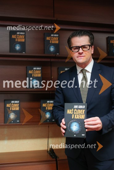  Jure Godler, televizijski voditeljDruženje z Juretom Godlerjem ob izidu romana Naš človek v kafani
