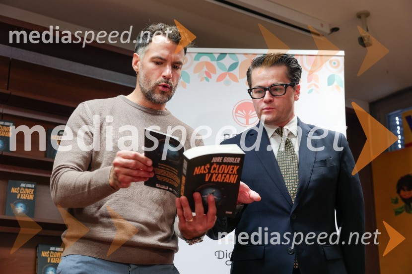  David Urankar, televizijski voditelj, maneken;  Jure Godler, televizijski voditeljDruženje z Juretom Godlerjem ob izidu romana Naš človek v kafani