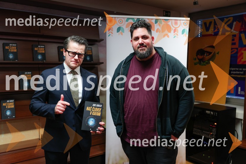  Jure Godler, televizijski voditelj;  Boštjan Gorenc - Pižama, pisatelj, prevajalec, stand up komikDruženje z Juretom Godlerjem ob izidu romana Naš človek v kafani