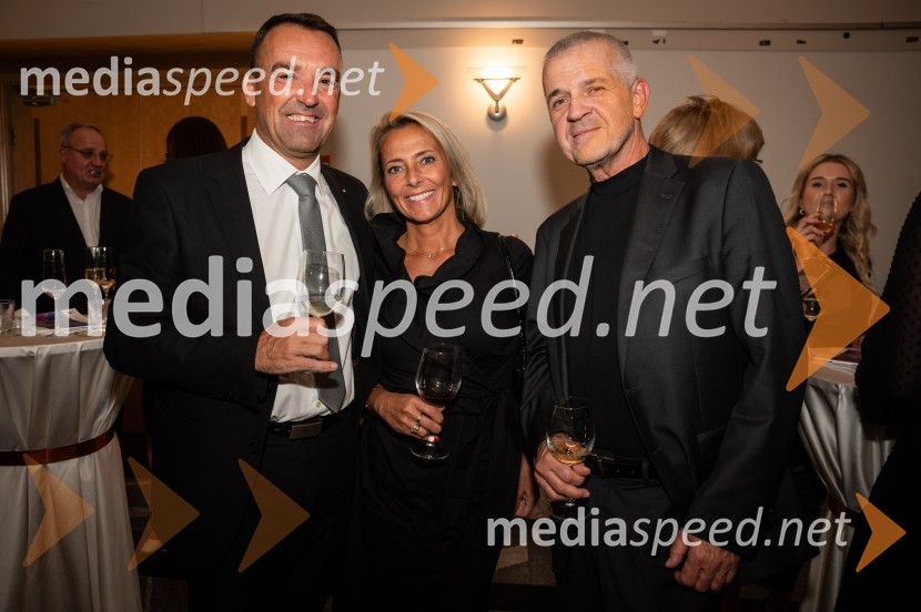  Dušan Jovanović;  Tosja Kobler Jovanović;  Uroš Skuhala, direktor Območne enote Maribor Zavarovalnice TriglavŠtajerski gospodarski oskar za leto 2022