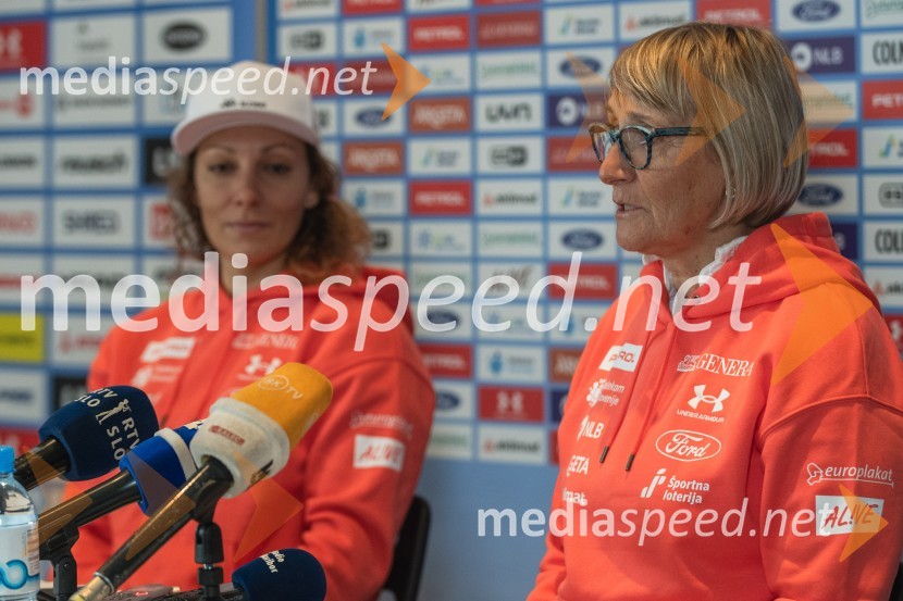  Darja Črnko, športna serviserka in trenerka Ilke ŠtuhecNovinarska konferenca slovenske alpske smučarke Ilke Štuhec