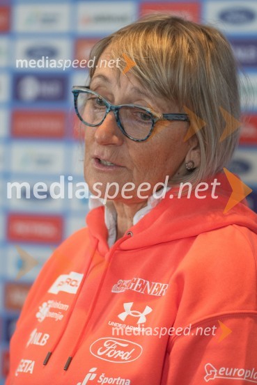  Darja Črnko, športna serviserka in trenerka Ilke ŠtuhecNovinarska konferenca slovenske alpske smučarke Ilke Štuhec