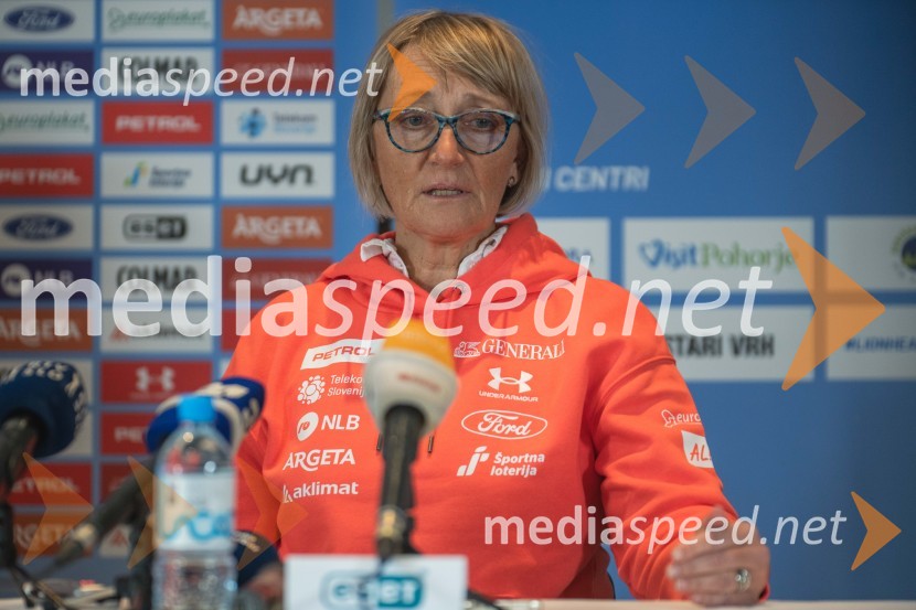  Darja Črnko, športna serviserka in trenerka Ilke ŠtuhecNovinarska konferenca slovenske alpske smučarke Ilke Štuhec