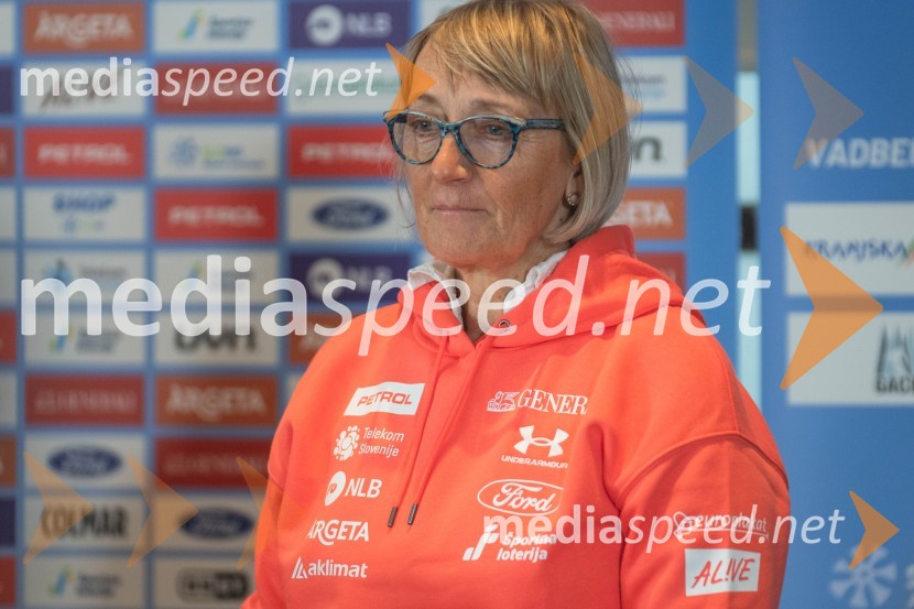  Darja Črnko, športna serviserka in trenerka Ilke ŠtuhecNovinarska konferenca slovenske alpske smučarke Ilke Štuhec