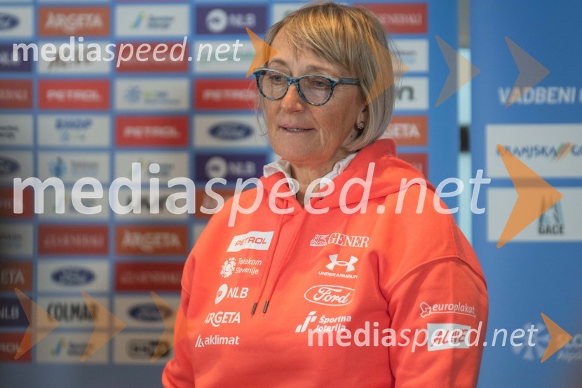  Darja Črnko, športna serviserka in trenerka Ilke ŠtuhecNovinarska konferenca slovenske alpske smučarke Ilke Štuhec