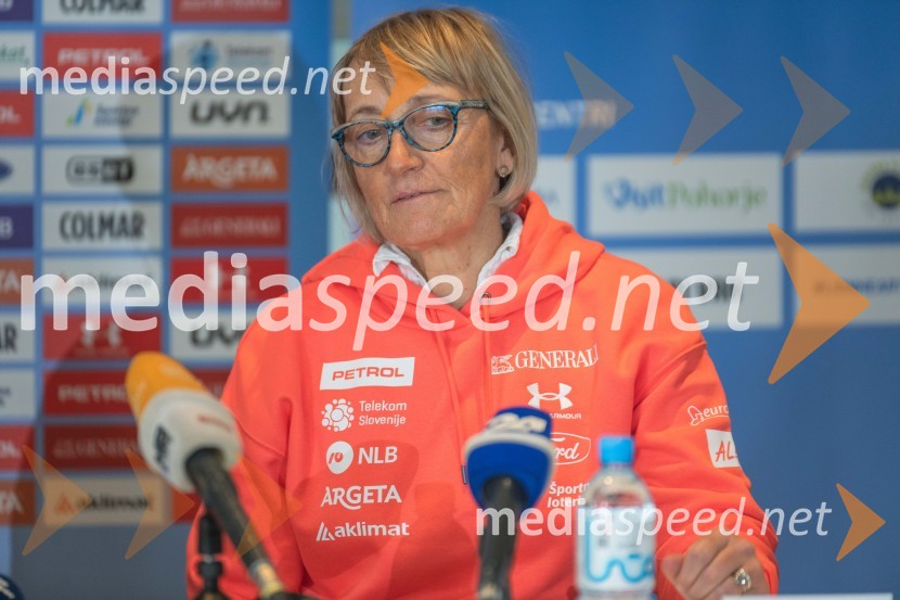  Darja Črnko, športna serviserka in trenerka Ilke ŠtuhecNovinarska konferenca slovenske alpske smučarke Ilke Štuhec