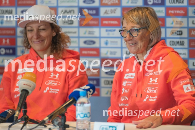  Ilka Štuhec, slovenska alpska smučarka;  Darja Črnko, športna serviserka in trenerka Ilke ŠtuhecNovinarska konferenca slovenske alpske smučarke Ilke Štuhec