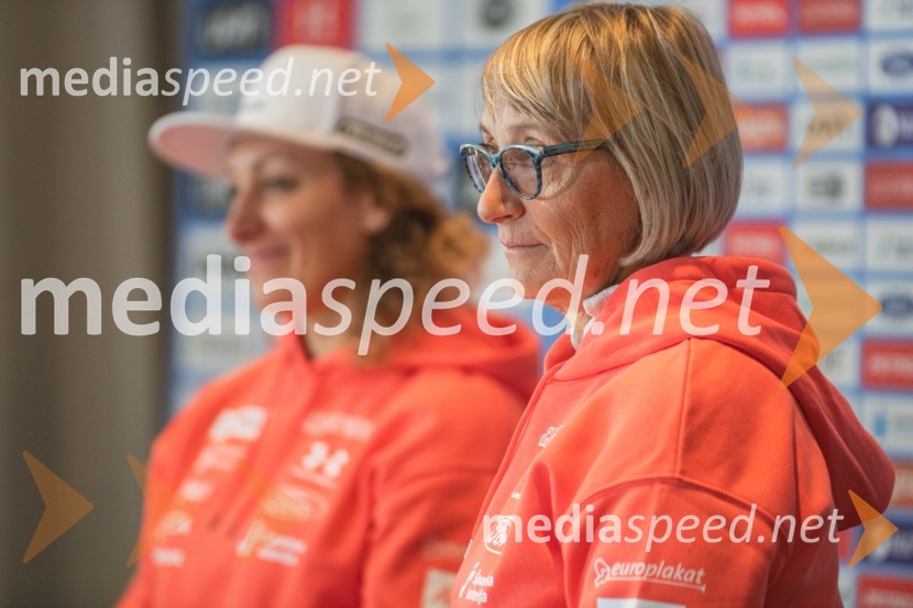  Darja Črnko, športna serviserka in trenerka Ilke ŠtuhecNovinarska konferenca slovenske alpske smučarke Ilke Štuhec