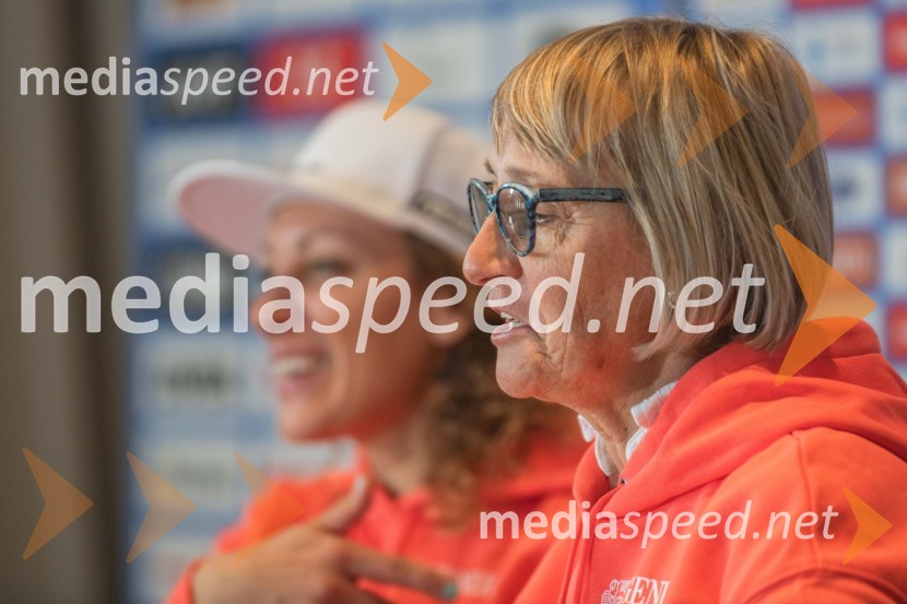  Darja Črnko, športna serviserka in trenerka Ilke ŠtuhecNovinarska konferenca slovenske alpske smučarke Ilke Štuhec