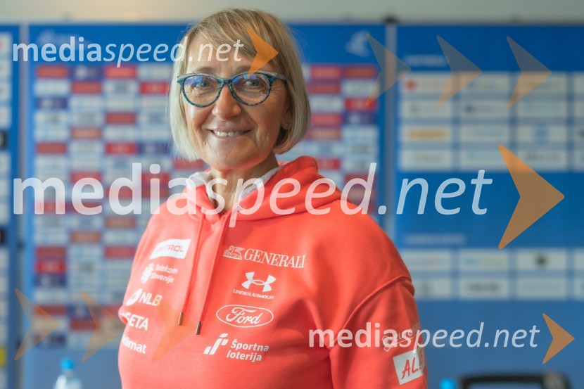  Darja Črnko, športna serviserka in trenerka Ilke ŠtuhecNovinarska konferenca slovenske alpske smučarke Ilke Štuhec