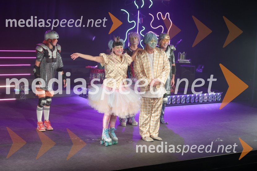  Aja Kobe, igralka;  Brane Vižintin, svetovalec za animacijo lutk, igralec in prevajalecMala vrla viteza, premiera predstave, Lutkovno gledališče Ljubljana