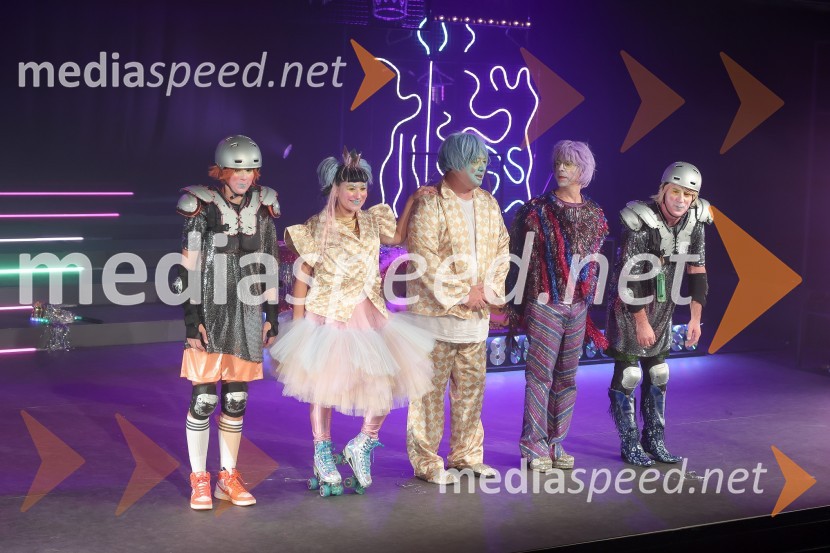  Ajda  Toman, dramska igralka-animatorka;  Aja Kobe, igralka;  Brane Vižintin, svetovalec za animacijo lutk, igralec in prevajalec;  Jan Bučar, igralec;  Blaž  Celarec, glasbenik, igralecMala vrla viteza, premiera predstave, Lutkovno gledališče Ljubljana