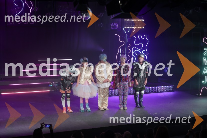  Ajda  Toman, dramska igralka-animatorka;  Aja Kobe, igralka;  Brane Vižintin, svetovalec za animacijo lutk, igralec in prevajalec;  Jan Bučar, igralec;  Blaž  Celarec, glasbenik, igralecMala vrla viteza, premiera predstave, Lutkovno gledališče Ljubljana