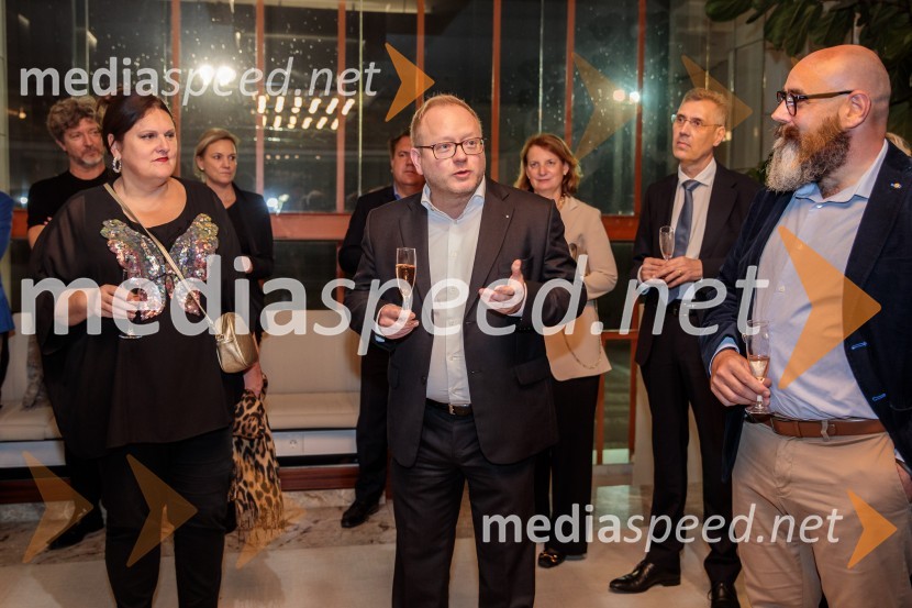  Uršula Cetinski, generalna direktorica, Cankarjev dom; mag. Aleš Drenik, vodja programa resne glasbe, opere in balet, Cankarjev dom;  ... Dunajski simfoniki, koncert v Cankarjevem domu