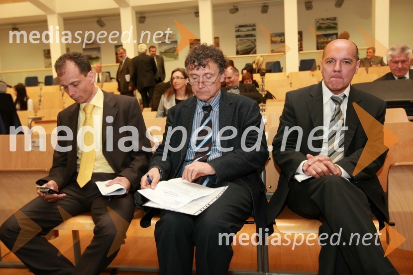 Prof. dr. Marko Marhl, prorektor za mednarodno sodelovanje Univerze v Mariboru, ... in prof. dr. Bojan Škof, prorektor za pravne in splošne zadeveUniverza v Mariboru, posvet o predlogu Zakona o univerzi