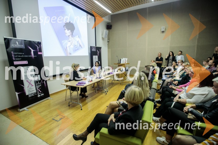  Bernarda Žarn, voditeljica;  Nina Osenar Kontrec, pevka, voditeljica, modelPredstavitev knjige Nine Osenar, V objemu življenja