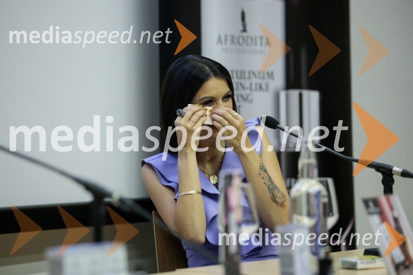  Nina Osenar Kontrec, pevka, voditeljica, modelPredstavitev knjige Nine Osenar, V objemu življenja