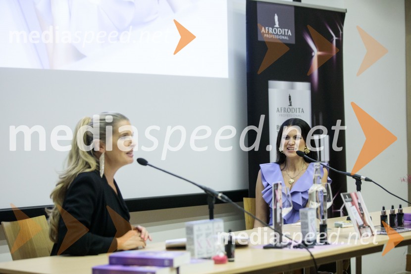  Bernarda Žarn, voditeljica;  Nina Osenar Kontrec, pevka, voditeljica, modelPredstavitev knjige Nine Osenar, V objemu življenja