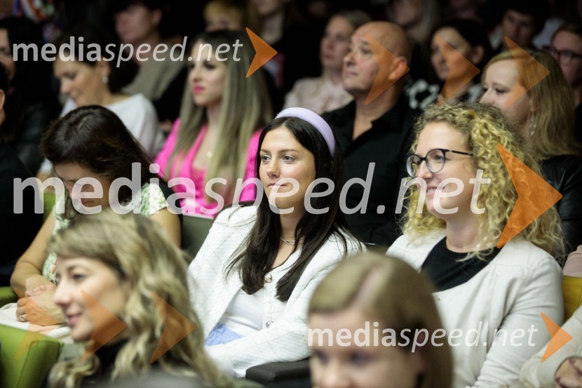  Blažka Bučar, oblikovalka naslovnice knjigePredstavitev knjige Nine Osenar, V objemu življenja