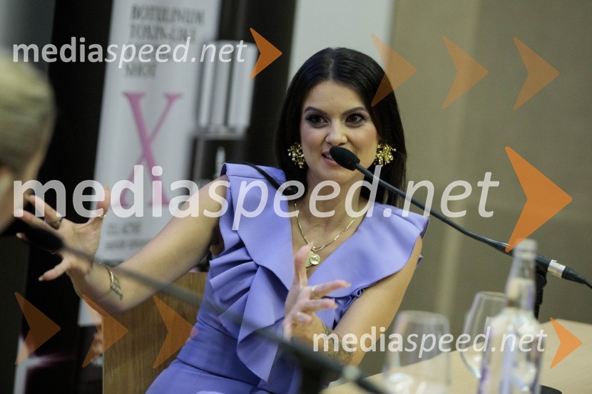  Nina Osenar Kontrec, pevka, voditeljica, modelPredstavitev knjige Nine Osenar, V objemu življenja