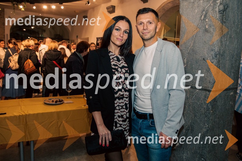  Vanja  Ivanovič, druga spremljevalka mis Slovenije, nekdanja mis Hawaiian Tropic;  ... Predstavitev knjige Nine Osenar, V objemu življenja