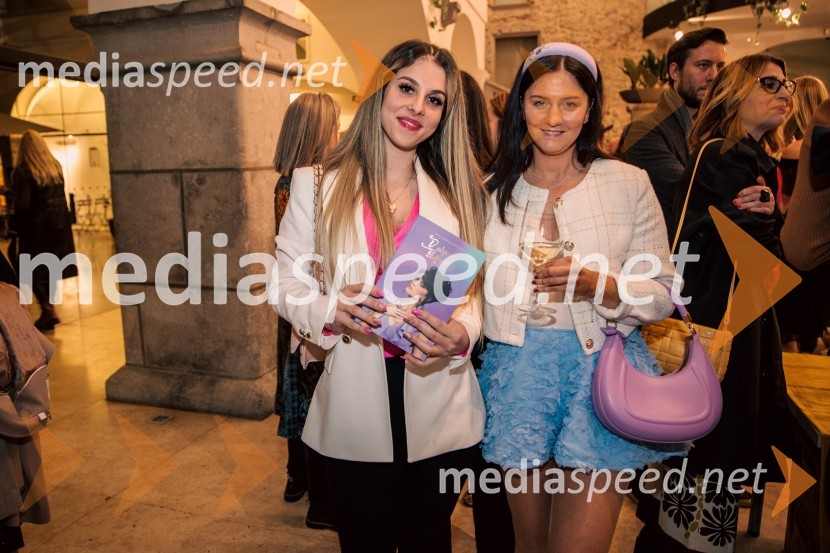  Tjaša Kordič;  Blažka Bučar, oblikovalka naslovnice knjigePredstavitev knjige Nine Osenar, V objemu življenja