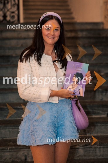  Blažka Bučar, oblikovalka naslovnice knjigePredstavitev knjige Nine Osenar, V objemu življenja