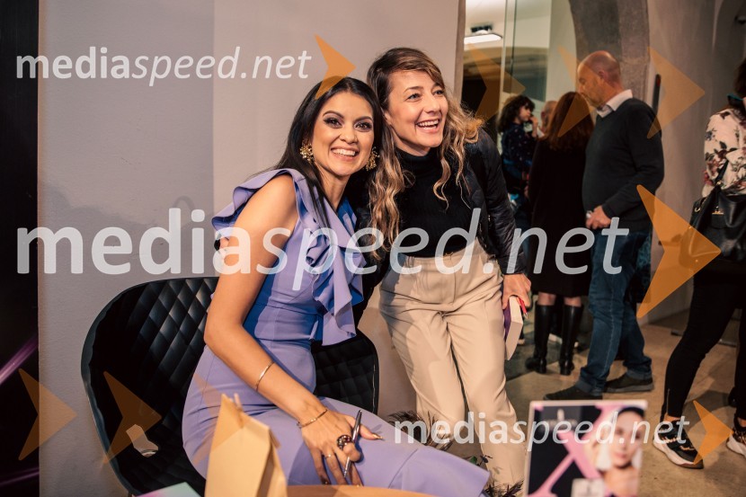  Nina Osenar Kontrec, pevka, voditeljica, model;  ... Predstavitev knjige Nine Osenar, V objemu življenja