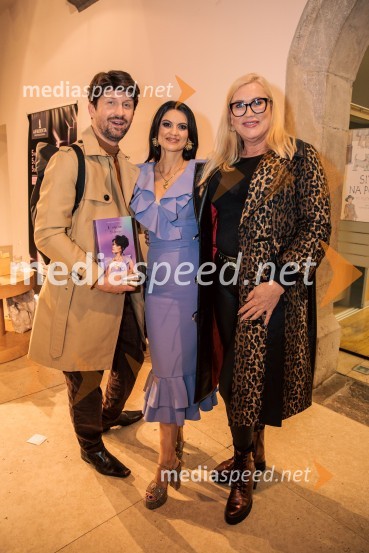  Tomaž Mihelič - Marlenna, član skupine Sestre;  Nina Osenar Kontrec, pevka, voditeljica, model;  Christa Žentiily - SaloméPredstavitev knjige Nine Osenar, V objemu življenja