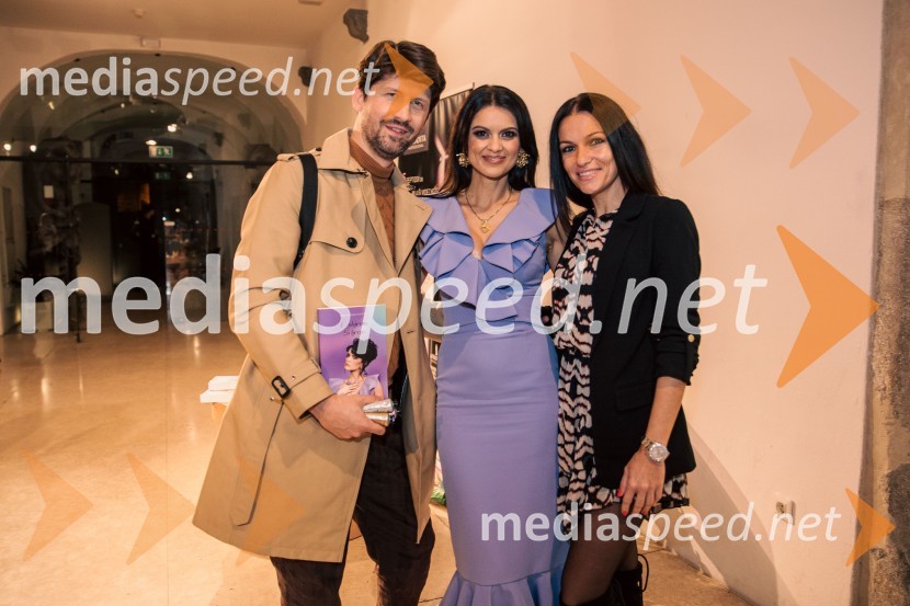  Tomaž Mihelič - Marlenna, član skupine Sestre;  Nina Osenar Kontrec, pevka, voditeljica, model;  Vanja  Ivanovič, druga spremljevalka mis Slovenije, nekdanja mis Hawaiian TropicPredstavitev knjige Nine Osenar, V objemu življenja