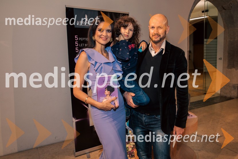  Nina Osenar Kontrec, pevka, voditeljica, model;  Marlon Kontrec;  Dejan Kontrec, generalni sekretar, Hokejska zveza SlovenijePredstavitev knjige Nine Osenar, V objemu življenja